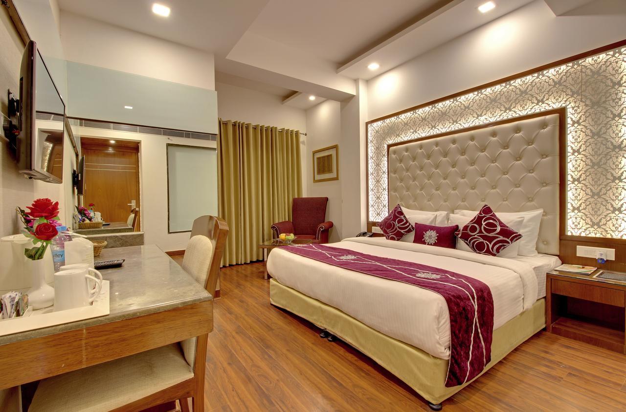דלהי Hotel Swaran Palace מראה חיצוני תמונה